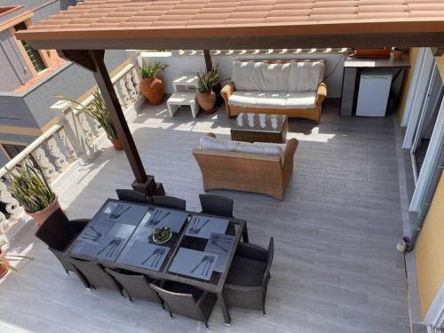 an overhead view of a patio with a table and chairs at Casa Brisa del mar in La Jaca