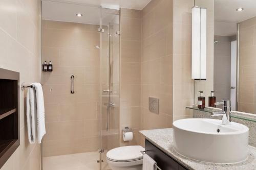 y baño con lavabo, ducha y aseo. en Residence Inn by Marriott Munich City East, en Múnich
