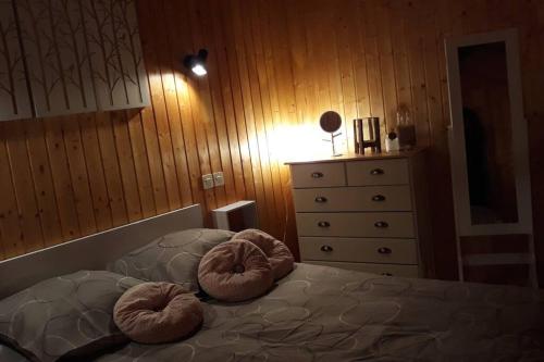 een slaapkamer met een bed met 2 kussens erop bij Ste ENIMIE GITE terrasse privative vue imprenable in Sainte-Énimie