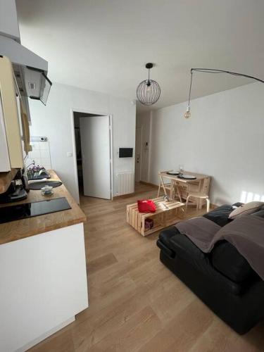 une chambre avec un lit et une cuisine avec une table dans l'établissement Marengo to Le Mans, au Mans