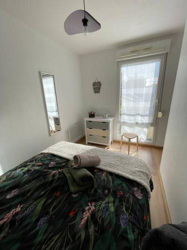 une chambre avec un lit, une commode et une fenêtre dans l'établissement Marengo to Le Mans, au Mans