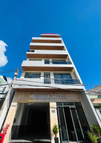 un edificio con un cartel de hotel bingo en él en BITA HOTEL CẦN THƠ, en Bình Thủy