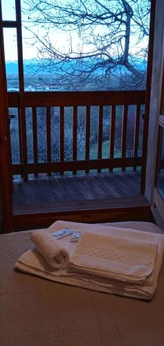 uma toalha sentada numa cama na varanda em L'Albore em Costigliole Saluzzo
