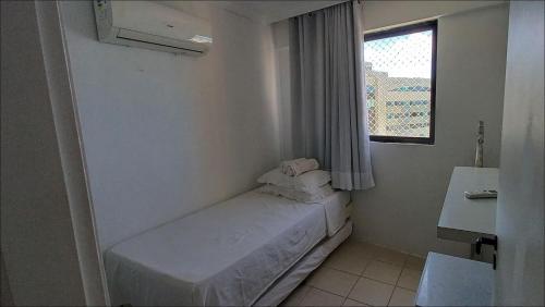 سرير أو أسرّة في غرفة في Studio Portal dos Corais apartamento 1003