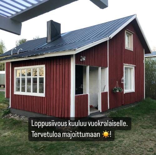 ein rotes Haus mit einem Gameradach in der Unterkunft Villa Oiva in Ylihärmä