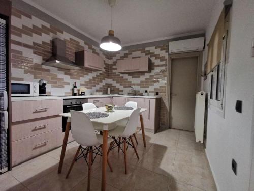 Kjøkken eller kjøkkenkrok på Antonela Sunshine Apartment by Corfu Escapes