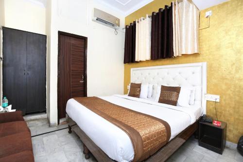 a bedroom with a large bed in a room at OYO Hotel Sallow International in Amritsar