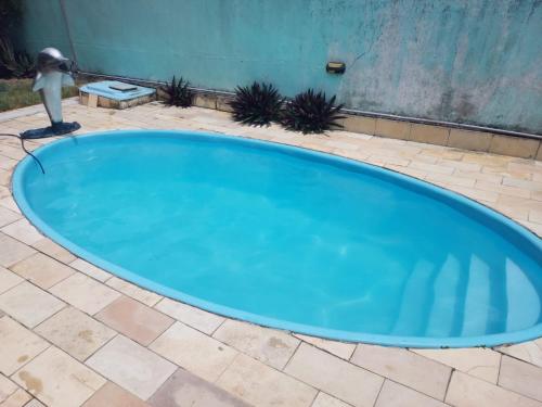 una gran piscina azul en un patio de ladrillo en Residencial Ibiza, en Campina Grande