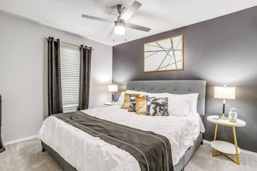 een slaapkamer met een groot bed en een raam bij Entire Place Washer Dryer Wi Fi 4K TV Pets Allowed in Arlington