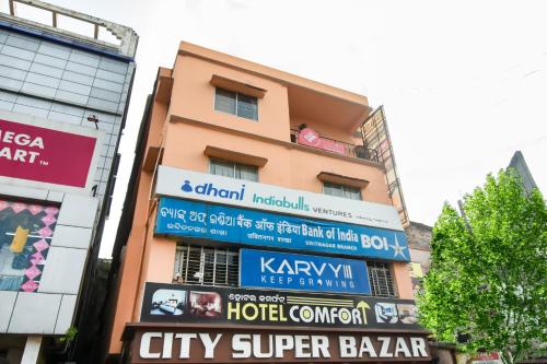 un bâtiment avec des panneaux dans une ville dans l'établissement Super OYO Hotel Priyal Amrit Sagar, à Rourkela