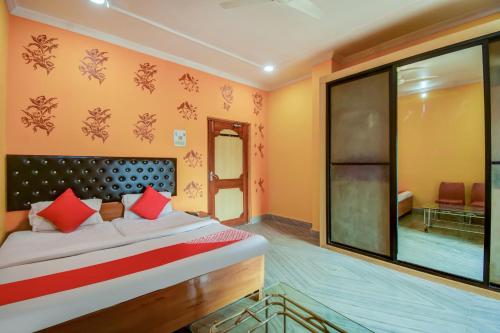 Ένα ή περισσότερα κρεβάτια σε δωμάτιο στο Super Hotel O Priyal Amrit Sagar