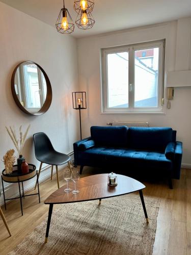 un salon avec un canapé bleu et une table dans l'établissement Duplex en plein cœur de Malo-Les-Bains, à Dunkerque