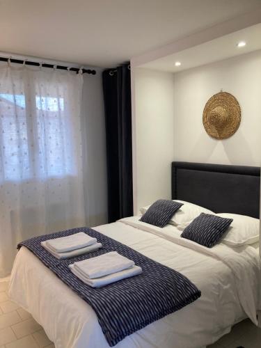 una camera da letto con un letto con asciugamani sopra di l'escale a Cogolin