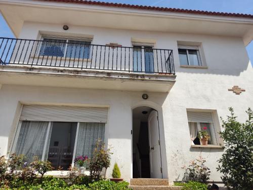 Casa blanca con balcón y plantas en Ideal Familias - WIFI - Chimenea, en Cirueña