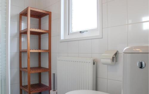 ห้องน้ำของ Awesome Home In Lauwersoog With Wifi And 2 Bedrooms