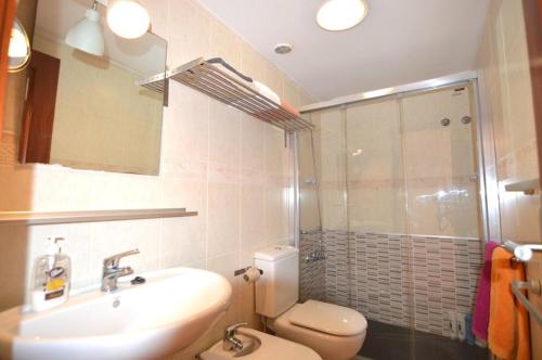 een badkamer met een wastafel, een toilet en een douche bij Los Cristianos Apartamento en residencial Los Seres in Los Cristianos