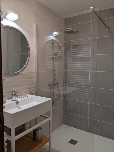 a bathroom with a sink and a glass shower at Atalaya - Maître de Cabestany - Gîte avec piscine pour 8 personnes - 3 chambres en suite in Llo
