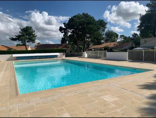 Swimming pool sa o malapit sa La KoZy - Maison moderne, Mer, Forêt, Piscine - Wifi - Cheque vacances