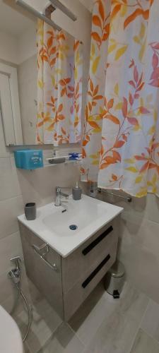 uma casa de banho com um lavatório e um espelho em Le Gemelle em Bari