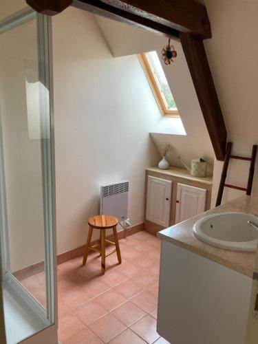 łazienka z umywalką i stołkiem w pokoju w obiekcie Gîte de charme à la campagne w mieście Besse