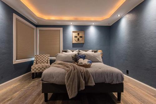 1 dormitorio con 1 cama grande y 1 silla en Appart hôtel Lyna el Mouradia, en El Mouradia