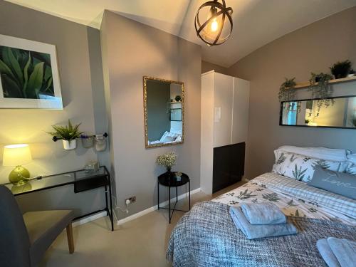 Un pat sau paturi într-o cameră la Stylish, Central, 1 bedroom flat with Parking, 6 mins walk from train station