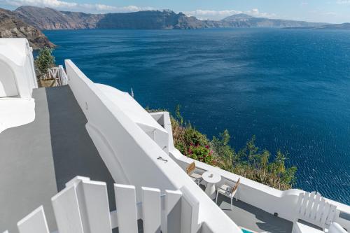 a balcony with a view of the water at Helianthus Dream Homes in Oia