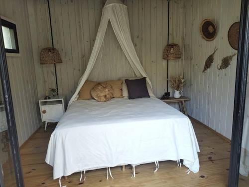 ein Schlafzimmer mit einem weißen Bett mit Baldachin in der Unterkunft La Pausa Casa Rural in A. de la Cruz