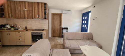 uma sala de estar com duas cadeiras e uma cozinha em Lovely studio apartment on Montenegro Beach Side em Perazića Do