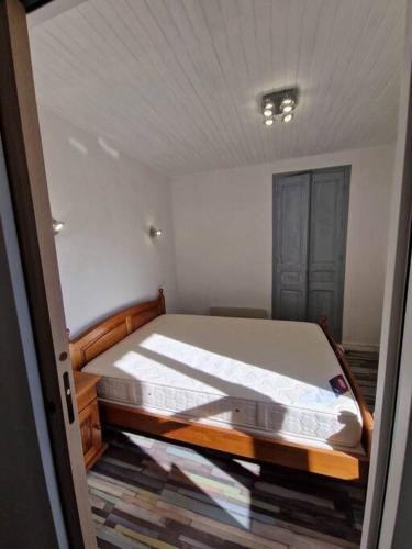1 dormitorio con 1 cama grande en una habitación en Appartement 2 chambres, rénové, climatisé, en Amélie-les-Bains-Palalda