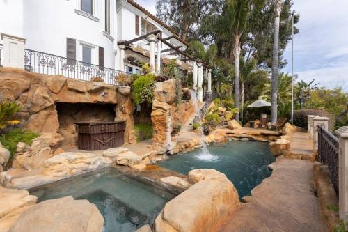 uma piscina no quintal de uma casa em Bel Air Luxury Villa em Los Angeles