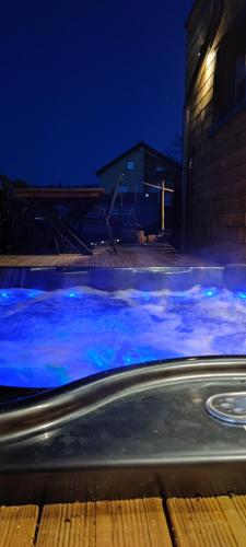 - une piscine avec des lumières bleues allumées la nuit dans l'établissement Chez Laurette, à Frémifontaine