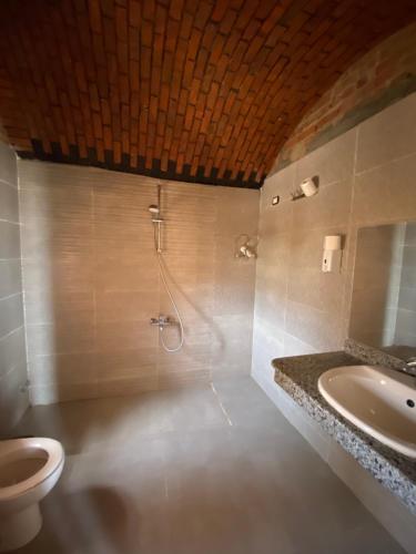 uma casa de banho com um WC e um lavatório em Lala Land Camp em Nuweiba