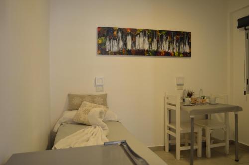 Habitación pequeña con cama y mesa en Apart Hotel Verona en Puerto Madryn