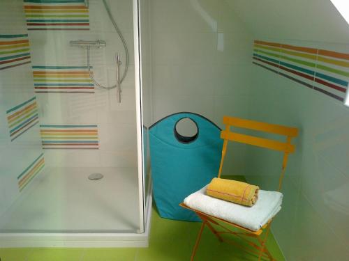 y baño con ducha, silla de madera y ducha. en Villa Lou Ann, en Pontchâteau