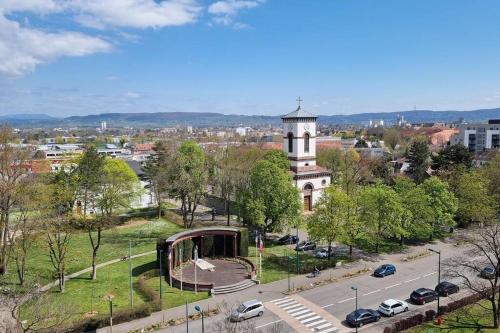 widok na miasto z kościołem i ulicą w obiekcie Traumhaftes Studio in Top Lage! w mieście Saint-Louis