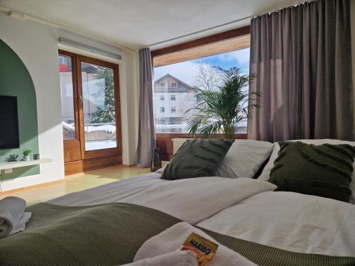 1 dormitorio con cama y ventana grande en Große Terrasse, Netflix, 5min zum Skilift, 6 Personen, Waldnah, en Schonach