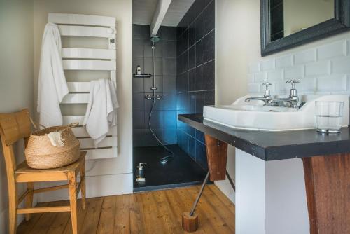 y baño con lavabo y ducha. en LE SECRET en Saint-Martin-de-Ré