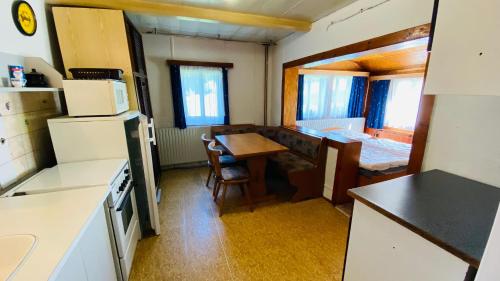 科熱諾夫的住宿－Horska chata Kristynka，一间带桌子的厨房和一间带床的房间