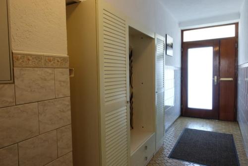 a hallway with a door and a walk in closet at Ferienhaus La Meu in Trassem