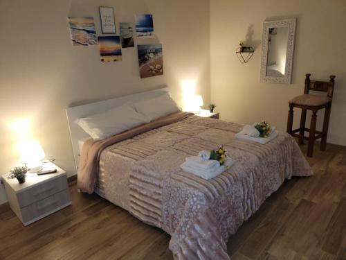 ein Schlafzimmer mit einem Bett mit Handtüchern darauf in der Unterkunft B&B SoleMare in Taranto