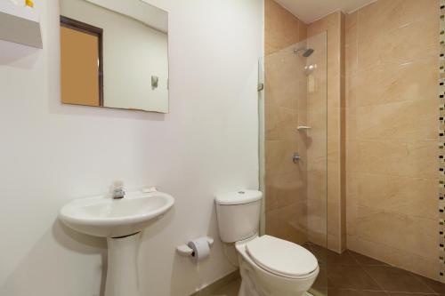 y baño con aseo, lavabo y ducha. en Rocco Hotel Bed & Breakfast, en Cartagena de Indias