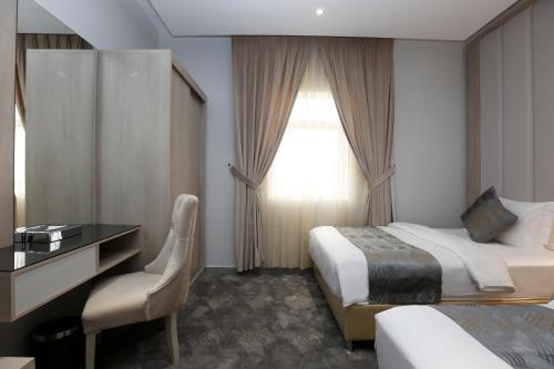 Een bed of bedden in een kamer bij وايت مون للأجنحة الفندقية -الرصراص