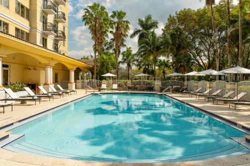 una piscina con tumbonas y un hotel en Fort Lauderdale Marriott Coral Springs Hotel & Convention Center, en Coral Springs