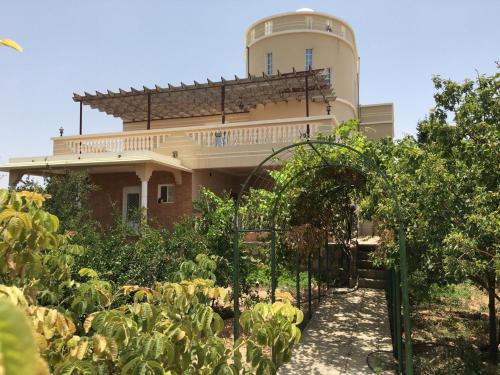 a house with a garden in front of it at الجبل الاخضر سيق ( بيت الصوير ) in Sayq