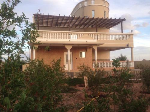 a house with an observatory on top of it at الجبل الاخضر سيق ( بيت الصوير ) in Sayq