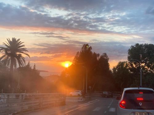 une voiture qui roule sur une route au coucher du soleil dans l'établissement A LA DECOUVERTE DE NICE, à Nice