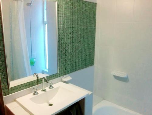 a bathroom with a sink and a shower with a mirror at Espacio C Av Marcelo t de Alvear Vista Centro in Córdoba