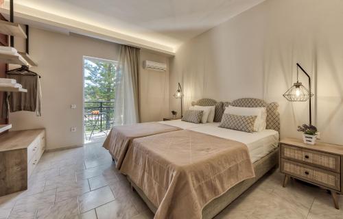 una camera con un grande letto e una grande finestra di Sofia - Yiota Studios & Apartments a Tsilivi