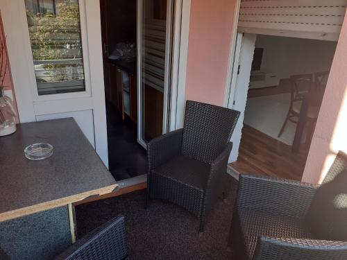 ein Zimmer mit Stühlen, einem Tisch, einem Tisch, einem Tisch und einem Stuhl in der Unterkunft Nina in Reichenbach an der Fils
